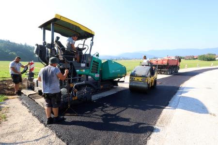 ASFALTIRANJE PARKIRNEGA PROSTORA OB GD GRAHOVO 04 FOTO LJUBO VUKELIČ